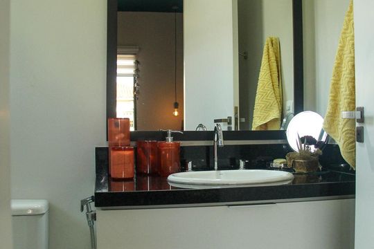 Vende-se casa com 3 suítes em Indianópolis. Aproveite varanda. Ótima compra. — Banheiro da Suíte 1
