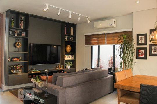 Vende-se casa com 3 suítes em Indianópolis. Aproveite varanda. Ótima compra. — Sala
