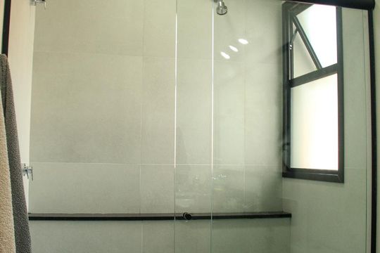 Vende-se casa com 3 suítes em Indianópolis. Aproveite varanda. Ótima compra. — Banheiro da Suíte Master