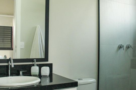 Vende-se casa com 3 suítes em Indianópolis. Aproveite varanda. Ótima compra. — Banheiro da Suíte 2