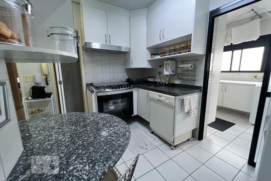 Venda de apartamento com 3 quartos, 1 suíte, churrasqueira e academia no condomínio. — Cozinha