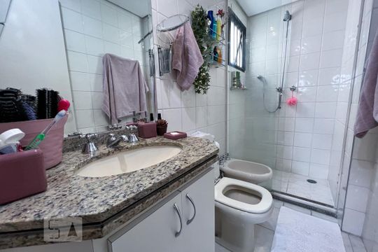 Venda de apartamento com 3 quartos, 1 suíte, churrasqueira e academia no condomínio. — Banheiro Corredor