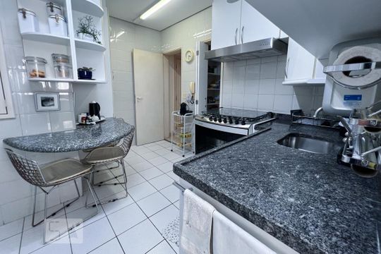 Venda de apartamento com 3 quartos, 1 suíte, churrasqueira e academia no condomínio. — Cozinha