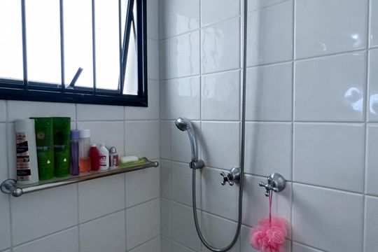 Venda de apartamento com 3 quartos, 1 suíte, churrasqueira e academia no condomínio. — Banheiro Corredor