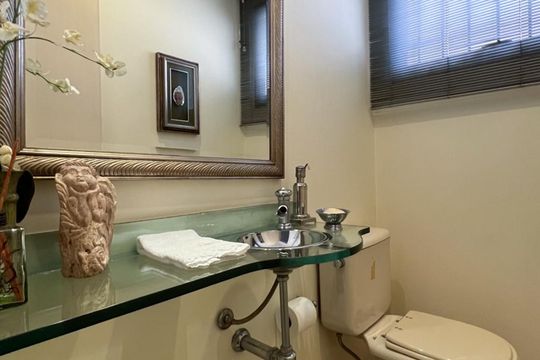 Venda de apartamento com 3 quartos, 1 suíte, churrasqueira e academia no condomínio. — Lavabo
