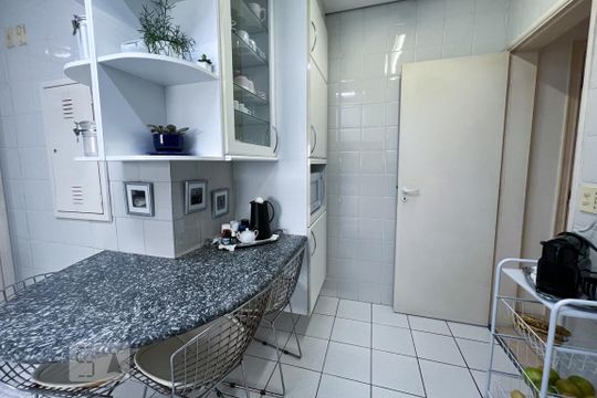 Venda de apartamento com 3 quartos, 1 suíte, churrasqueira e academia no condomínio. — Cozinha
