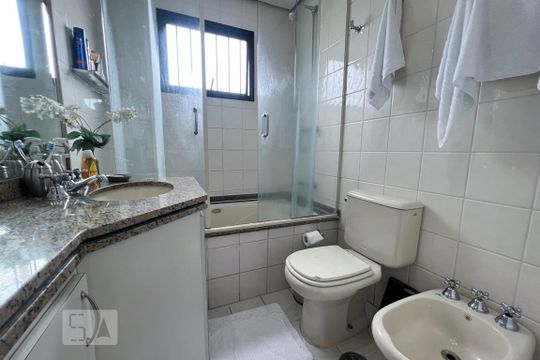Venda de apartamento com 3 quartos, 1 suíte, churrasqueira e academia no condomínio. — Banheiro da Suíte