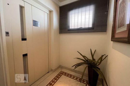 Venda de apartamento com 3 quartos, 1 suíte, churrasqueira e academia no condomínio. — Hall de Entrada