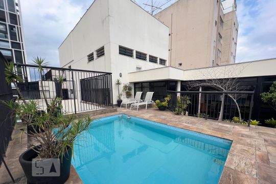 Venda de apartamento com 3 quartos, 1 suíte, churrasqueira e academia no condomínio. — Piscina