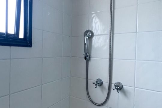 Venda de apartamento com 3 quartos, 1 suíte, churrasqueira e academia no condomínio. — Banheiro da Suíte