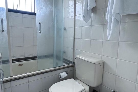 Venda de apartamento com 3 quartos, 1 suíte, churrasqueira e academia no condomínio. — Banheiro da Suíte