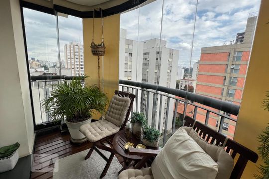 Venda de apartamento com 3 quartos, 1 suíte, churrasqueira e academia no condomínio. — Varanda da Sala