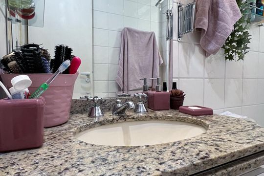 Venda de apartamento com 3 quartos, 1 suíte, churrasqueira e academia no condomínio. — Banheiro Corredor