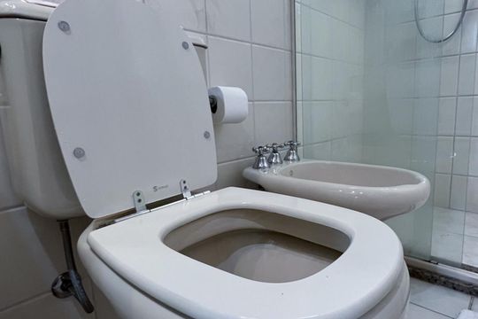 Venda de apartamento com 3 quartos, 1 suíte, churrasqueira e academia no condomínio. — Banheiro Corredor
