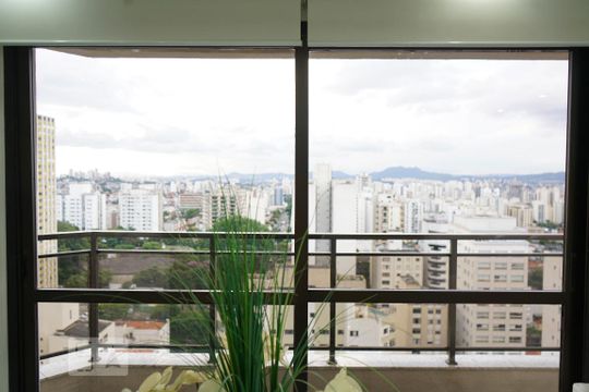 Apartamento à venda em Perdizes, com 3 quartos e piscina no condomínio. Animais de estimação permitidos. — Varanda da Sala