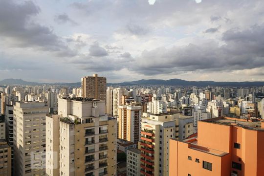 Apartamento à venda em Perdizes, com 3 quartos e piscina no condomínio. Animais de estimação permitidos. — Vista