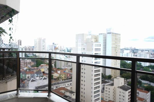Apartamento à venda em Perdizes, com 3 quartos e piscina no condomínio. Animais de estimação permitidos. — Varanda da Sala