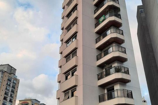 Apartamento à venda em Perdizes, com 3 quartos e piscina no condomínio. Animais de estimação permitidos. — Fachada
