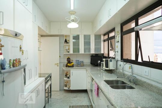 Apartamento à venda em Perdizes, com 3 quartos e piscina no condomínio. Animais de estimação permitidos. — Cozinha