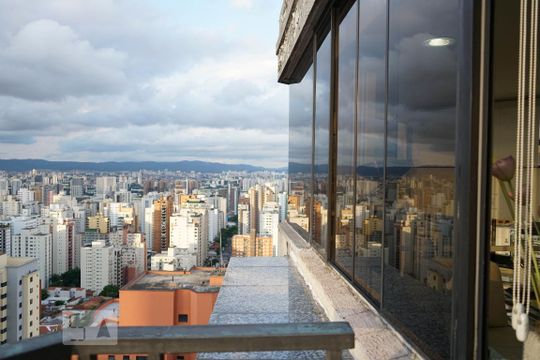 Apartamento à venda em Perdizes, com 3 quartos e piscina no condomínio. Animais de estimação permitidos. — Área Externa