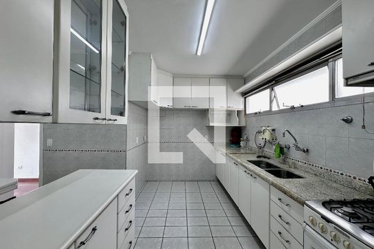 Apartamento para comprar em Campo Belo com varanda, piscina e quatro quartos. — Cozinha
