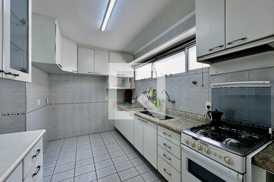 Apartamento para comprar em Campo Belo com varanda, piscina e quatro quartos. — Cozinha