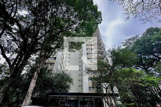 Apartamento para comprar em Campo Belo com varanda, piscina e quatro quartos. — Fachada