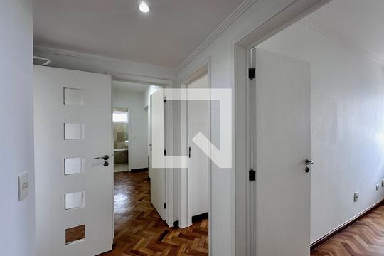 Apartamento para comprar em Campo Belo com varanda, piscina e quatro quartos. — Corredor Quartos