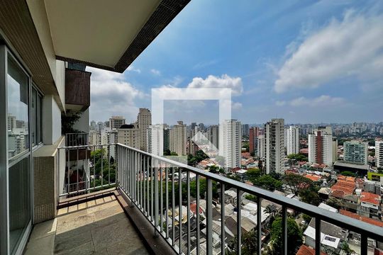 Apartamento para comprar em Campo Belo com varanda, piscina e quatro quartos. — Sacada