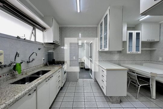 Apartamento para comprar em Campo Belo com varanda, piscina e quatro quartos. — Cozinha