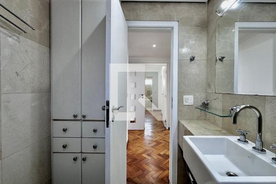 Apartamento para comprar em Campo Belo com varanda, piscina e quatro quartos. — Banheiro Social