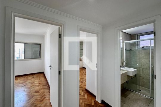 Apartamento para comprar em Campo Belo com varanda, piscina e quatro quartos. — Corredor Quartos