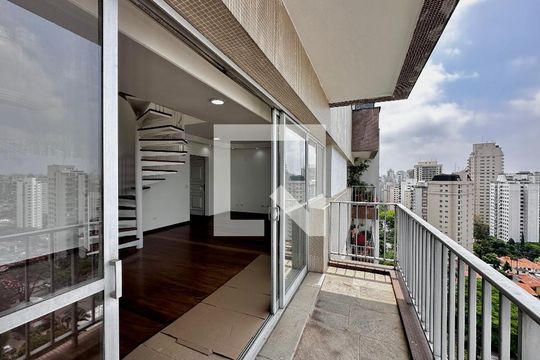 Apartamento para comprar em Campo Belo com varanda, piscina e quatro quartos. — Sacada