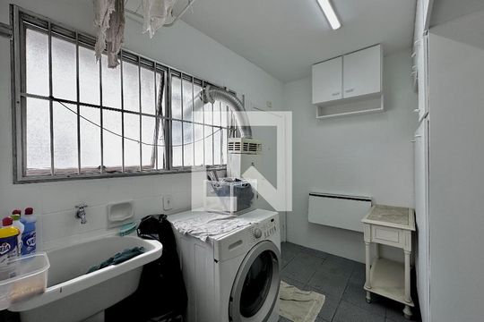 Apartamento para comprar em Campo Belo com varanda, piscina e quatro quartos. — Área de Serviço