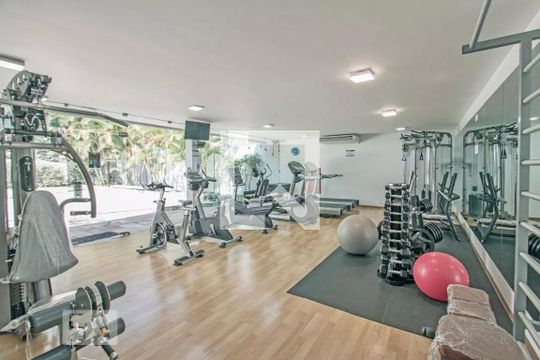 Apartamento para comprar em Campo Belo com varanda, piscina e quatro quartos. — Academia