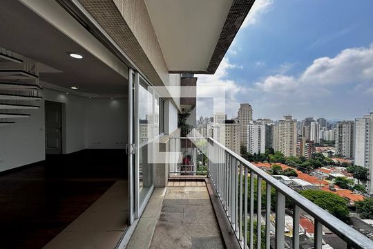 Apartamento para comprar em Campo Belo com varanda, piscina e quatro quartos. — Sacada