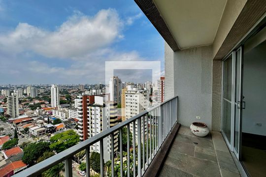 Apartamento para comprar em Campo Belo com varanda, piscina e quatro quartos. — Sacada