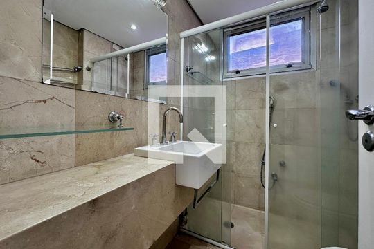 Apartamento para comprar em Campo Belo com varanda, piscina e quatro quartos. — Banheiro Social