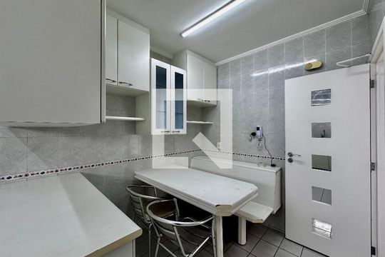 Apartamento para comprar em Campo Belo com varanda, piscina e quatro quartos. — Cozinha