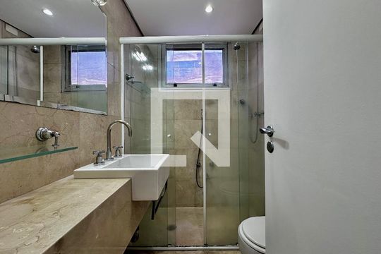 Apartamento para comprar em Campo Belo com varanda, piscina e quatro quartos. — Banheiro Social