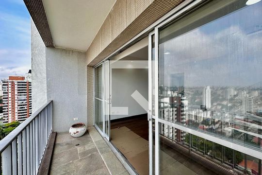 Apartamento para comprar em Campo Belo com varanda, piscina e quatro quartos. — Sacada