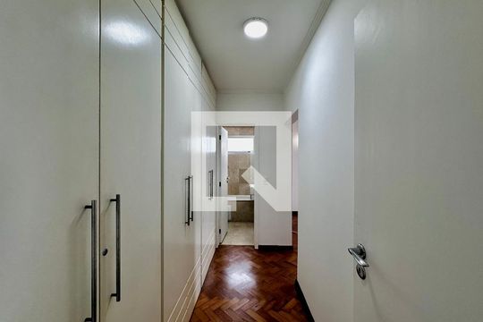 Apartamento para comprar em Campo Belo com varanda, piscina e quatro quartos. — Closet Suíte 1