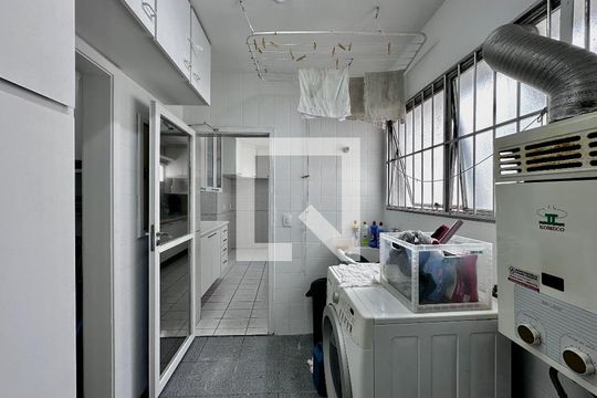 Apartamento para comprar em Campo Belo com varanda, piscina e quatro quartos. — Área de Serviço