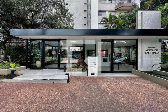Apartamento para comprar em Campo Belo com varanda, piscina e quatro quartos. — Fachada
