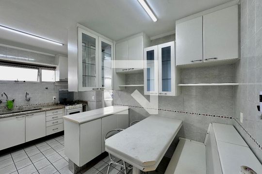 Apartamento para comprar em Campo Belo com varanda, piscina e quatro quartos. — Cozinha