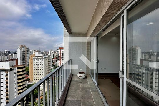 Apartamento para comprar em Campo Belo com varanda, piscina e quatro quartos. — Sacada