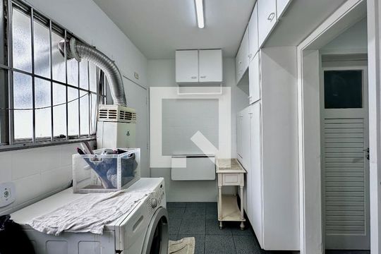 Apartamento para comprar em Campo Belo com varanda, piscina e quatro quartos. — Área de Serviço