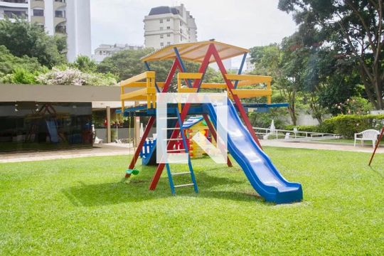 Apartamento para comprar em Campo Belo com varanda, piscina e quatro quartos. — Playground