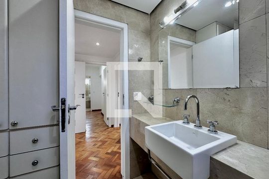 Apartamento para comprar em Campo Belo com varanda, piscina e quatro quartos. — Banheiro Social