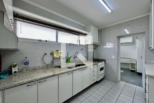 Apartamento para comprar em Campo Belo com varanda, piscina e quatro quartos. — Cozinha
